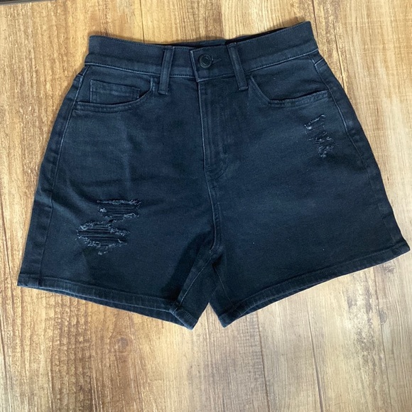 So black high rise boyfriend midi distressed jean shorts size 3/26 - Picture 1 of 4